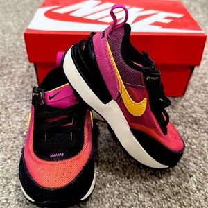 Girls Nike Waffle One fuchsia/gold Size 5